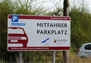 Schild: Parking reserviert für Fahrgemeinschaft